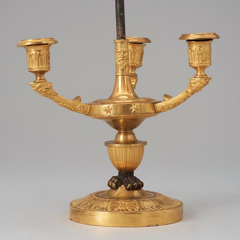 BORDSLAMPA, s. k. lampe bouillotte, för tre ljus. Empire, 1800-talets början.