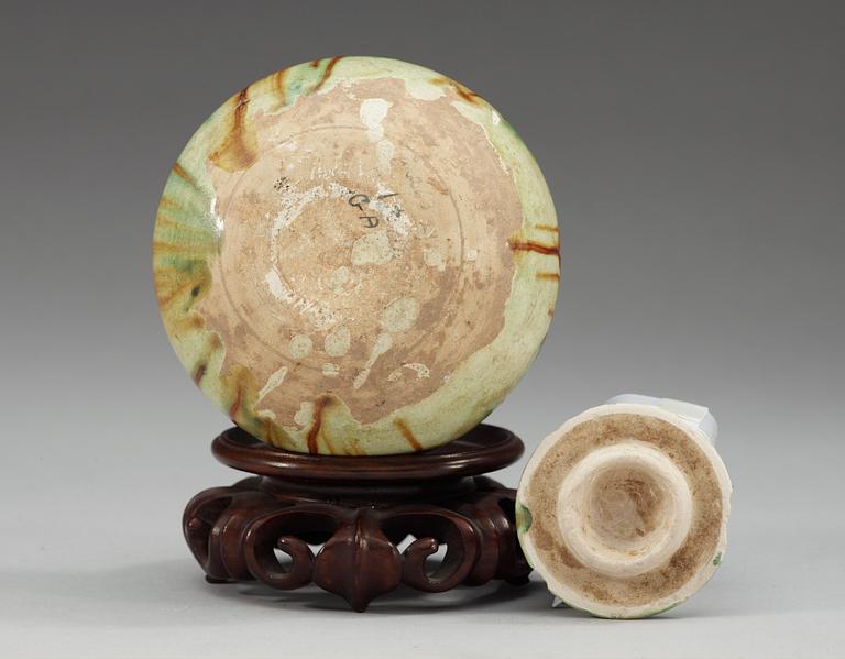 KRUKA med LOCK, keramik. Tang dynastin (618-907 e.Kr.).