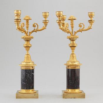 KANDELABRAR, ett par, förgylld brons och marmor, 1800-talets första hälft.