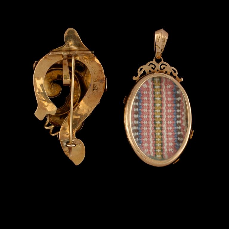 BROSCH samt BERLOCK, 18k guld med små odlade pärlor och svart emalj. Vikt 17 g.