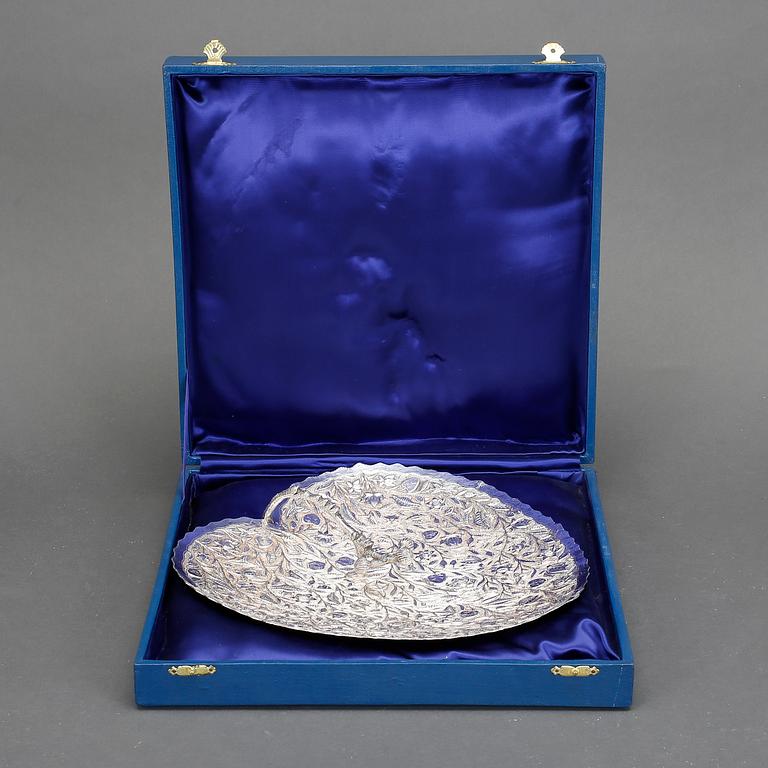 UPPLÄGGNINGSFAT, silver, 1900-talets förra hälft. Vikt ca 617 gram.