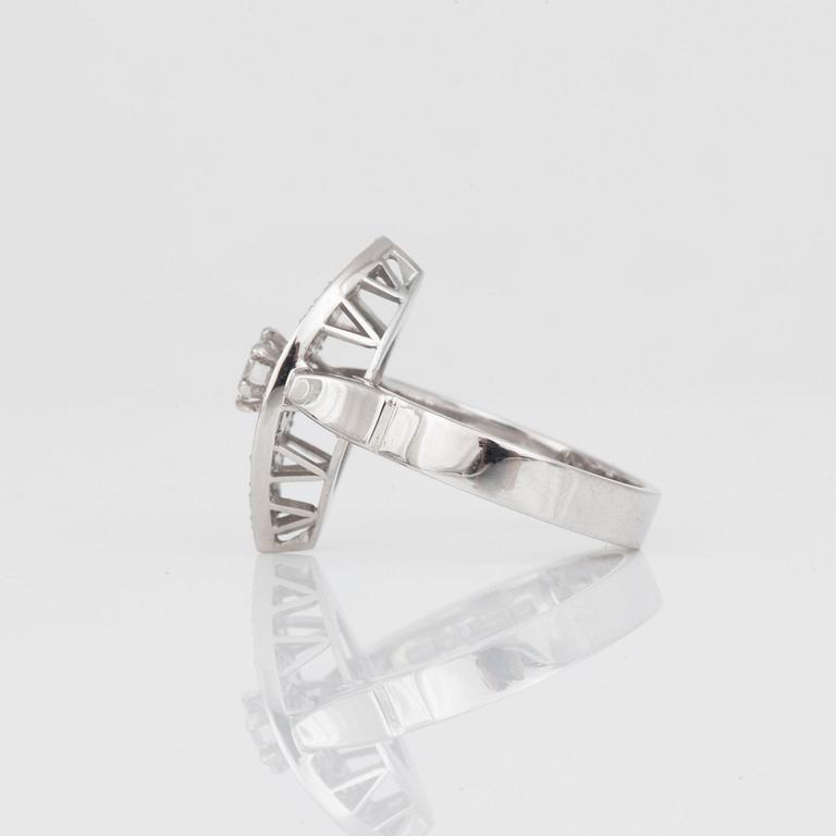 RING, elipsformad, med briljantslipade diamanter. En diamant 0.25 ct omgiven av 22 diamanter om totalt 0.90 ct.