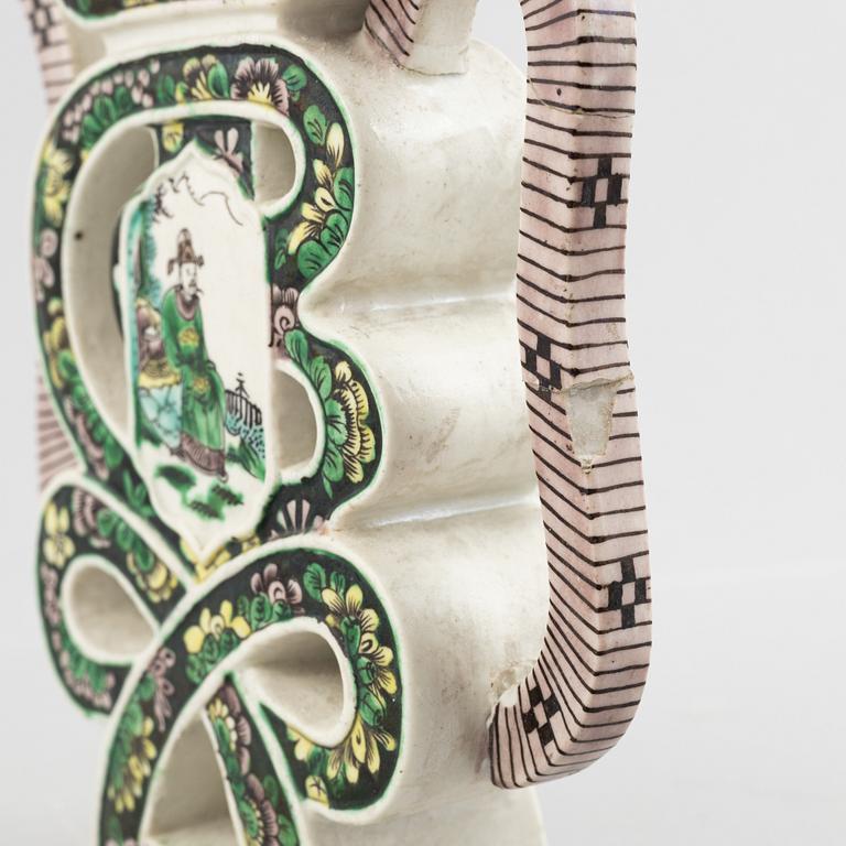 A biscuit porcelain wine pot, late Qing dynasty.