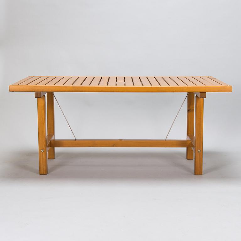 Elsa Stackelberg, a garden table and a pair of garden chairs, Fri Form, Edsbruk, Sweden, late 20th century.