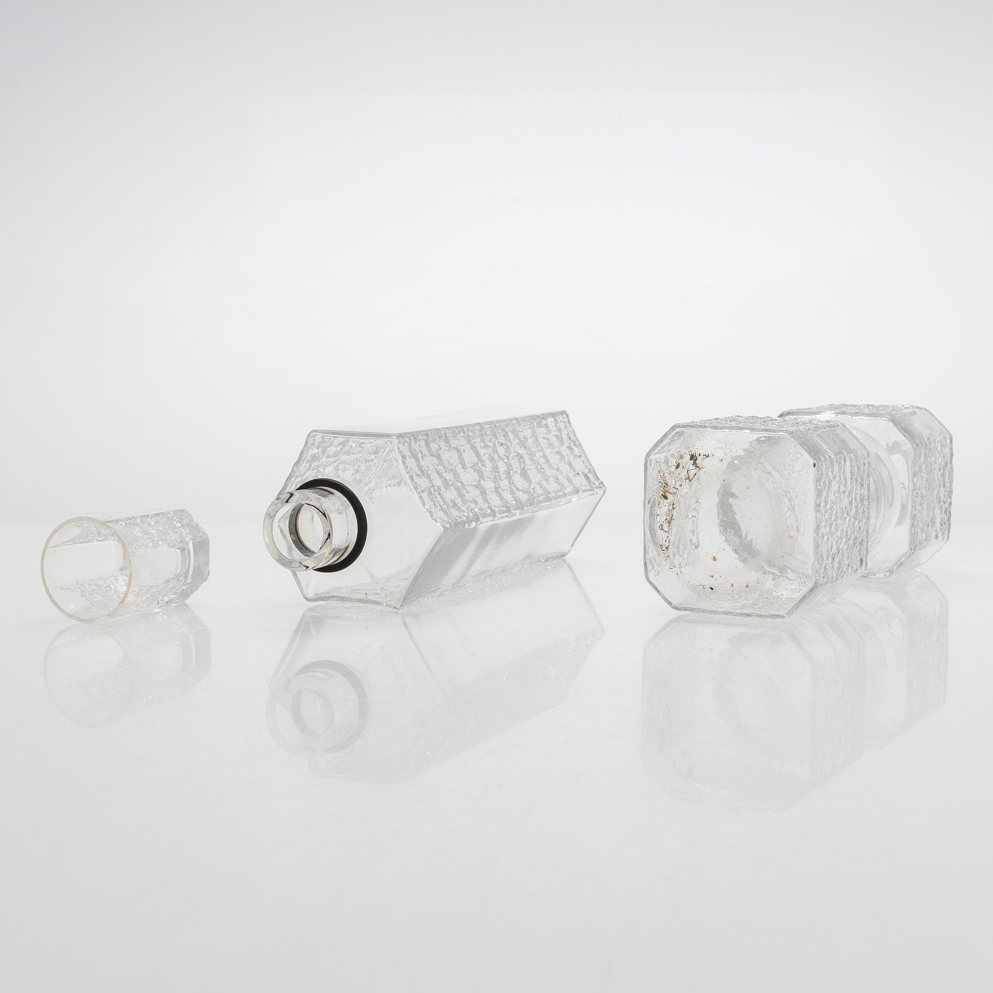 Timo Sarpaneva, prototyyppejä, pulloja 4 kpl ja snapsilaseja, 6 kpl valmistettu Karhulan/Iittalan lasitehtaalla 1976.