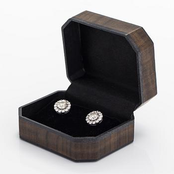 A Pair of 14K whitegold earrings with brilliant-cut diamonds totalling approx 4.34 ct.