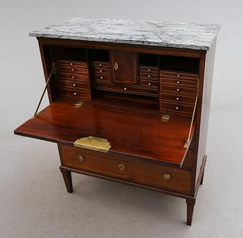 CHIFFONJÉ, sengustaviansk, tidigt 1800-tal.