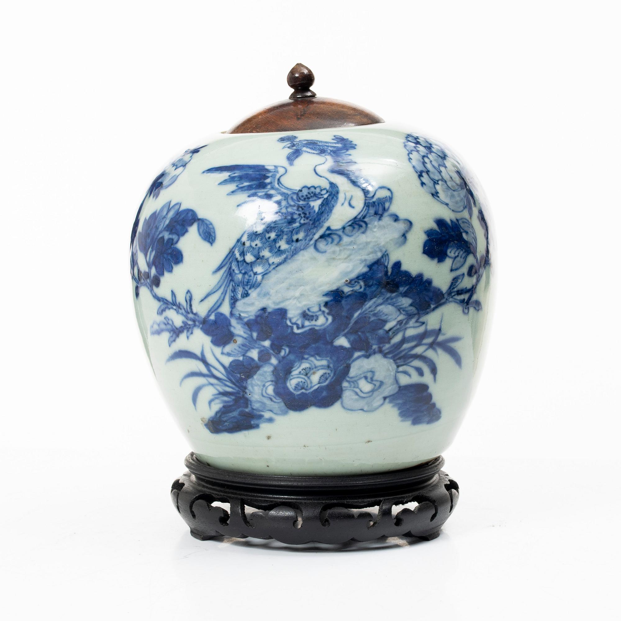 A porcelain pot with wooden cover and stand, China, 19th century.