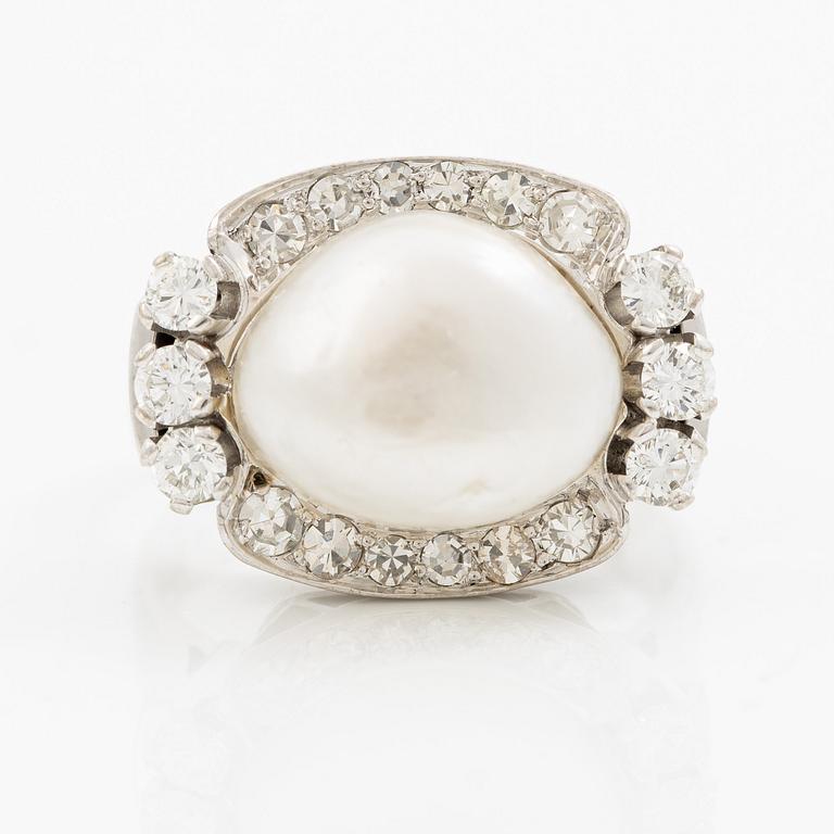 Ring in 18K white gold with a saltwater pearl, set with brilliant-cut and octagonal-cut diamonds.