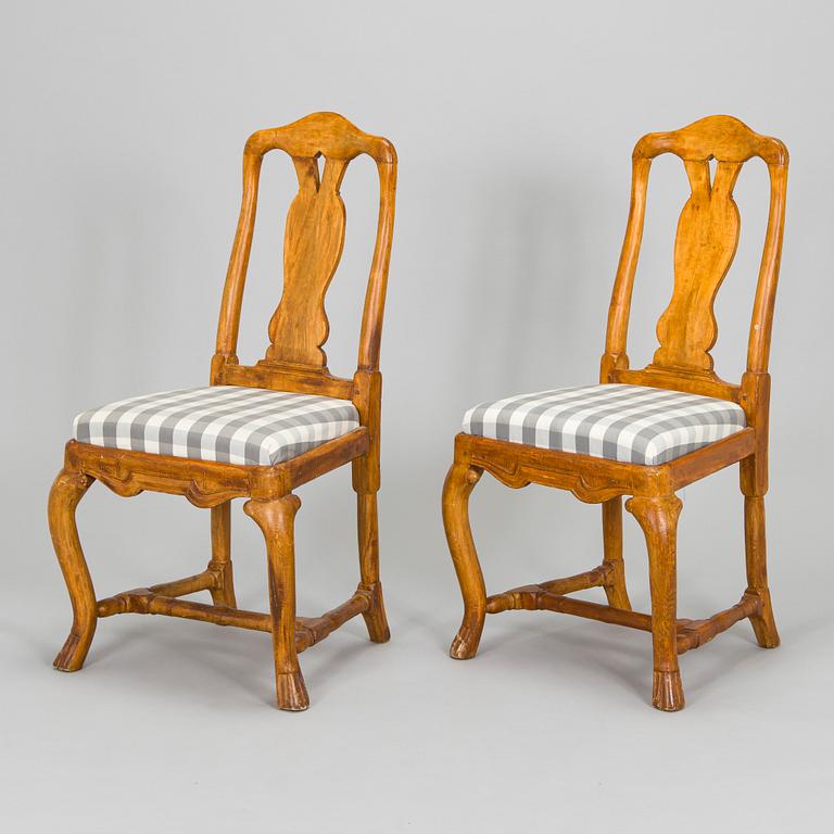 Two baroque/ rococo chairs, first half of the 18th century.