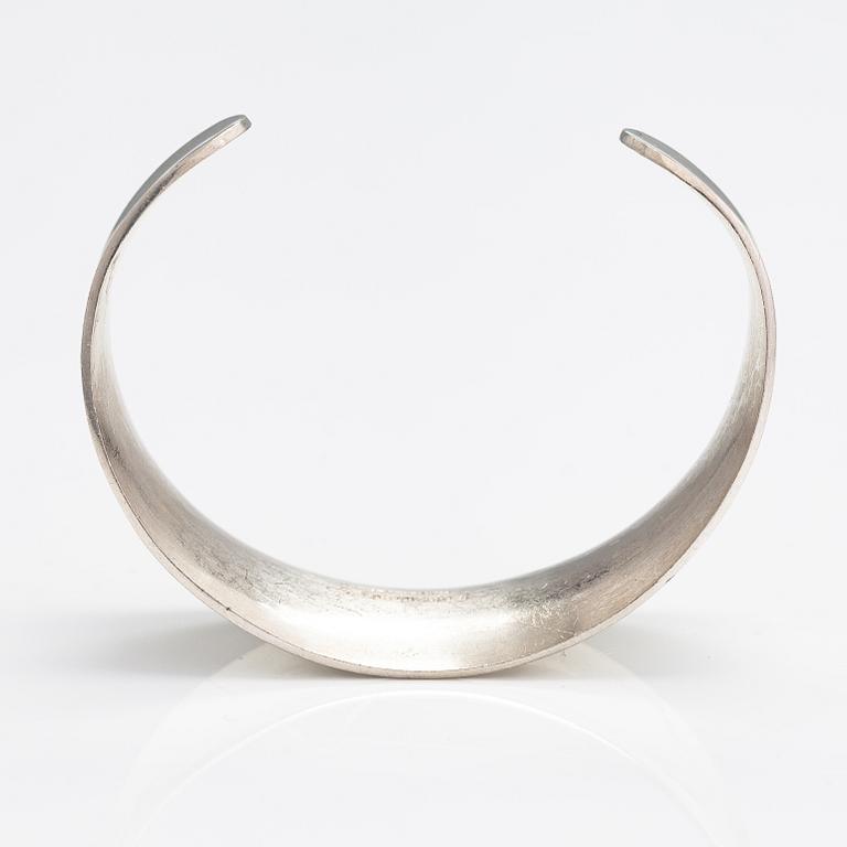 Pekka Piekäinen, Armband, sterlingsilver. Platinoro, Åbo 2008.