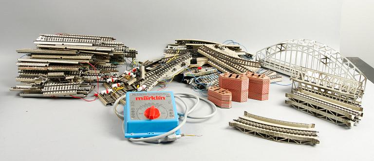 RÄLSDELAR, VÄXLAR, BROAR samt transformator, ca 125 delar, Märklin, H0.