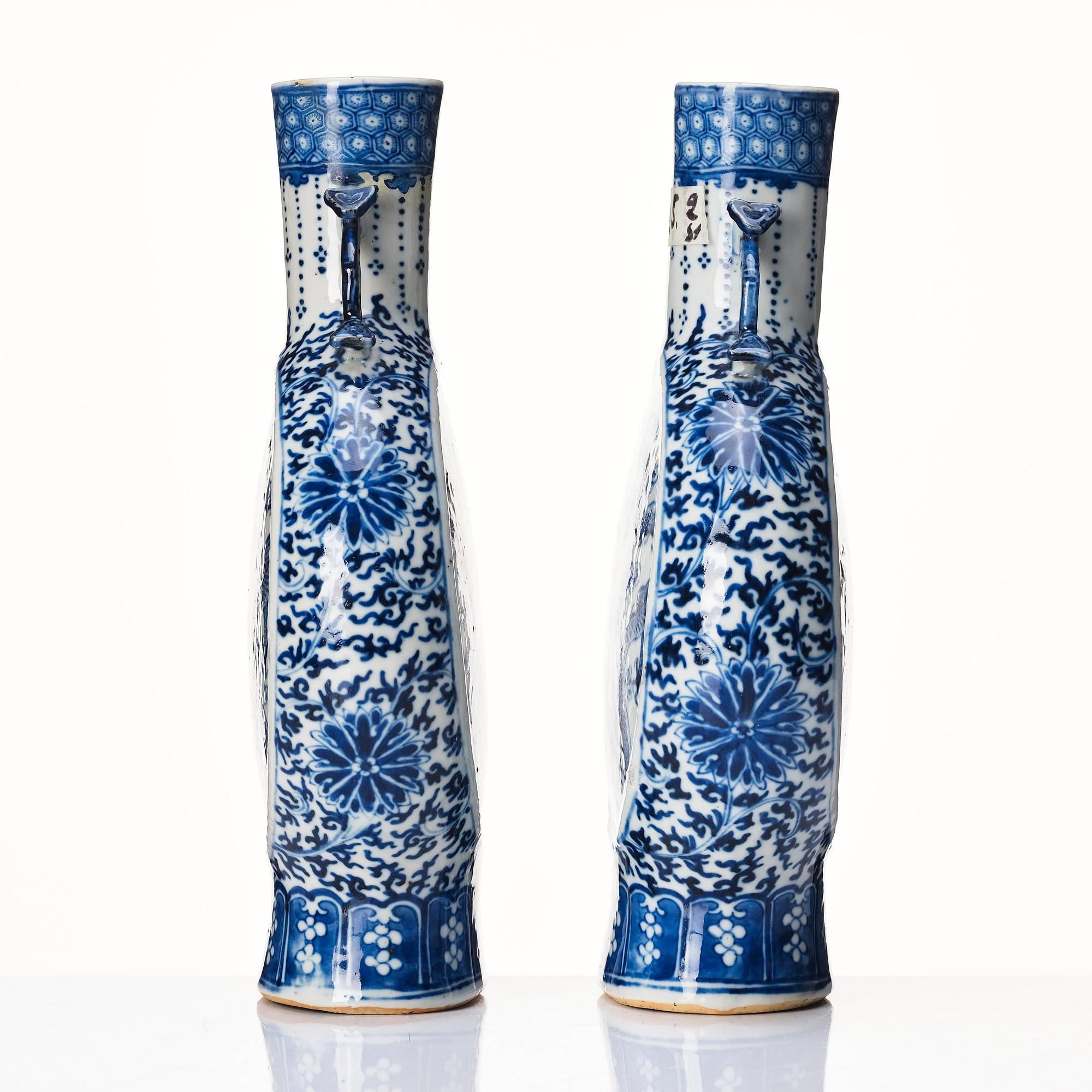 A pair of Chinese blue and white pilgrim vases, Qing dynasty, 19th Century.