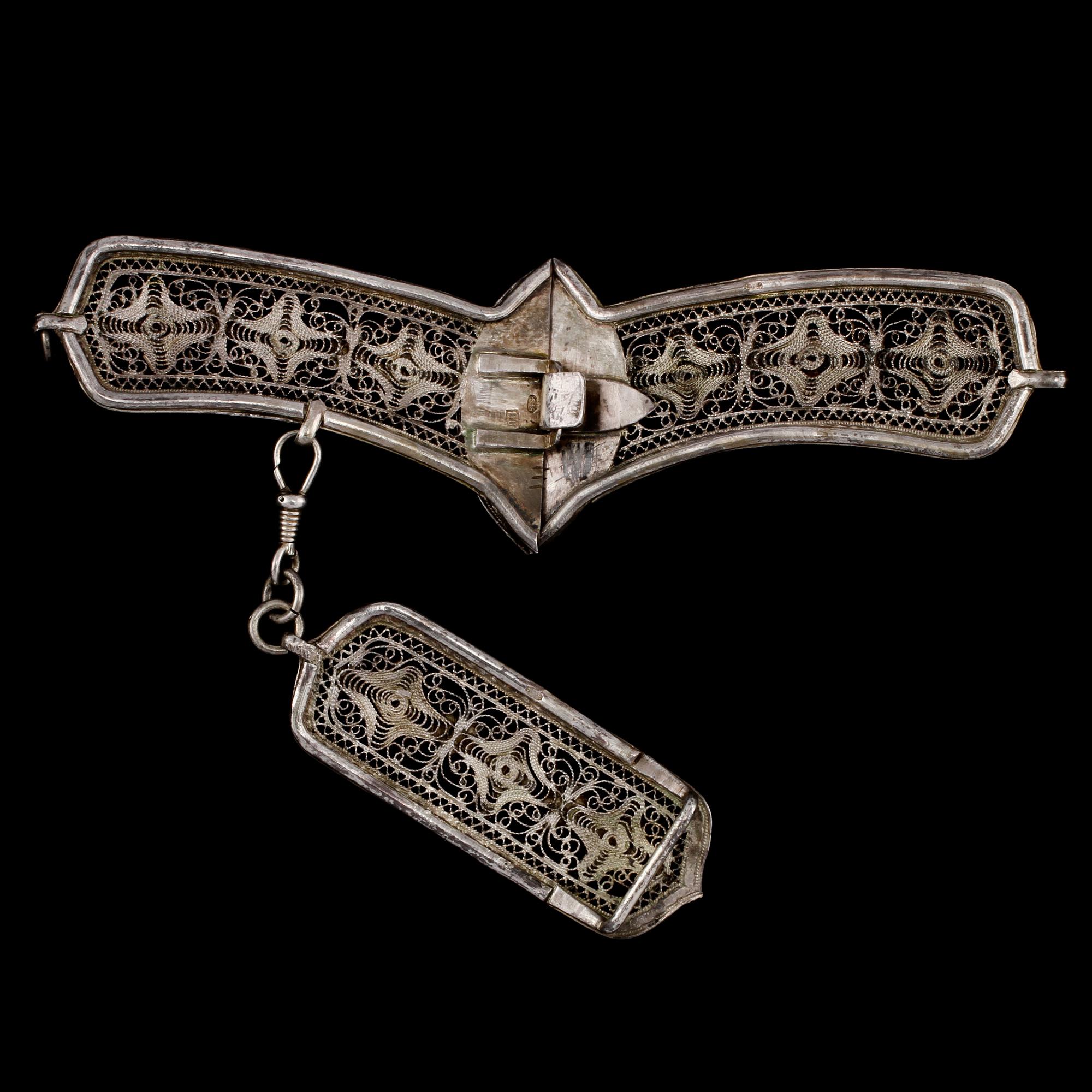 SPÄNNE, silver samt cabochonslipad turkos, Ryssland, 1900-talets början. Vikt 78 g.