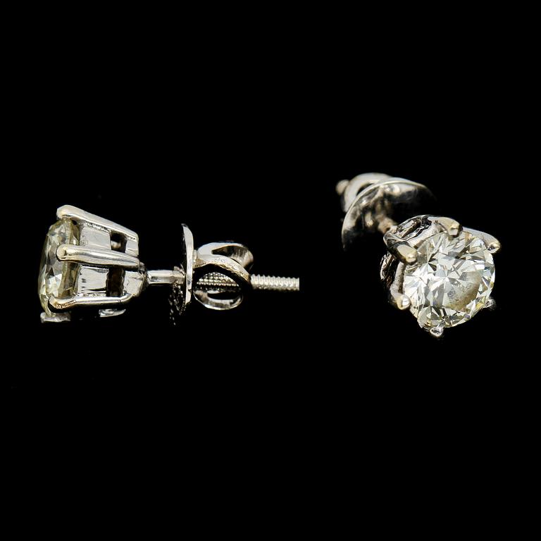 ÖRHÄNGEN, ett par, 18k vitguld med briljantslipade diamanter, tot ca 1.4 ct. Vikt 3 g.