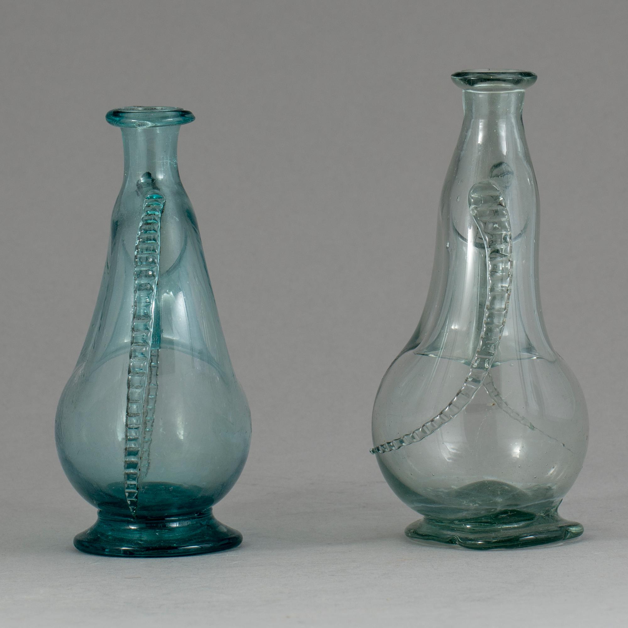 KRANSFLASKOR, 2 stycken, glas, 1800-tal.
