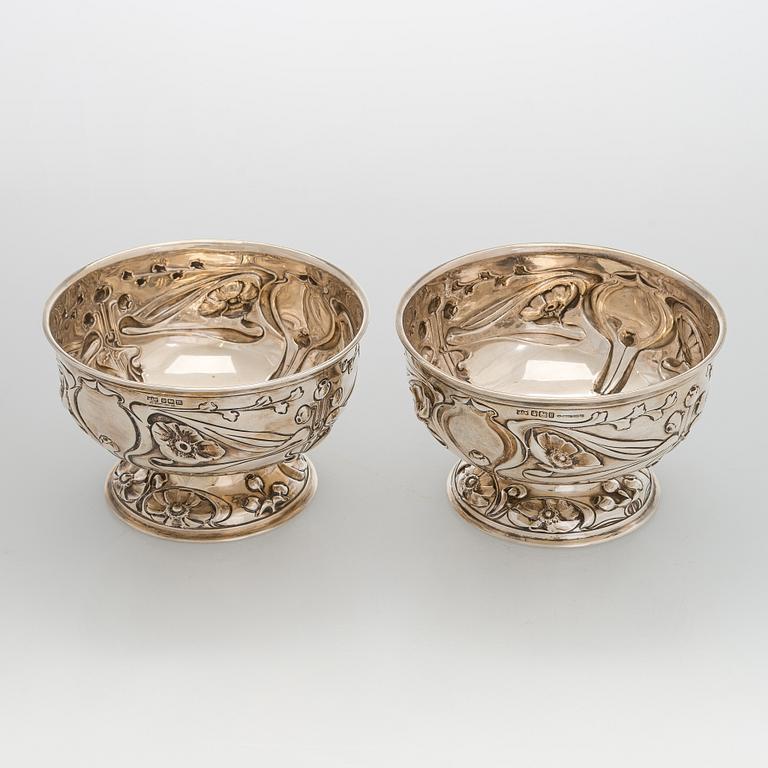 A pair of sterling silver bowls, M&W Sheffield, 1902.