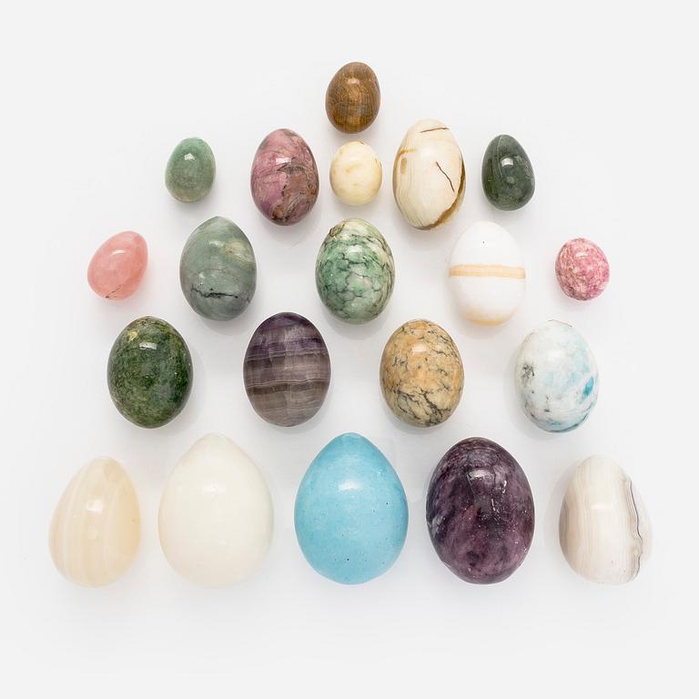 Koristemunia, 20 kpl, pääasiassa kiveä, 1900-luvun loppupuoli.