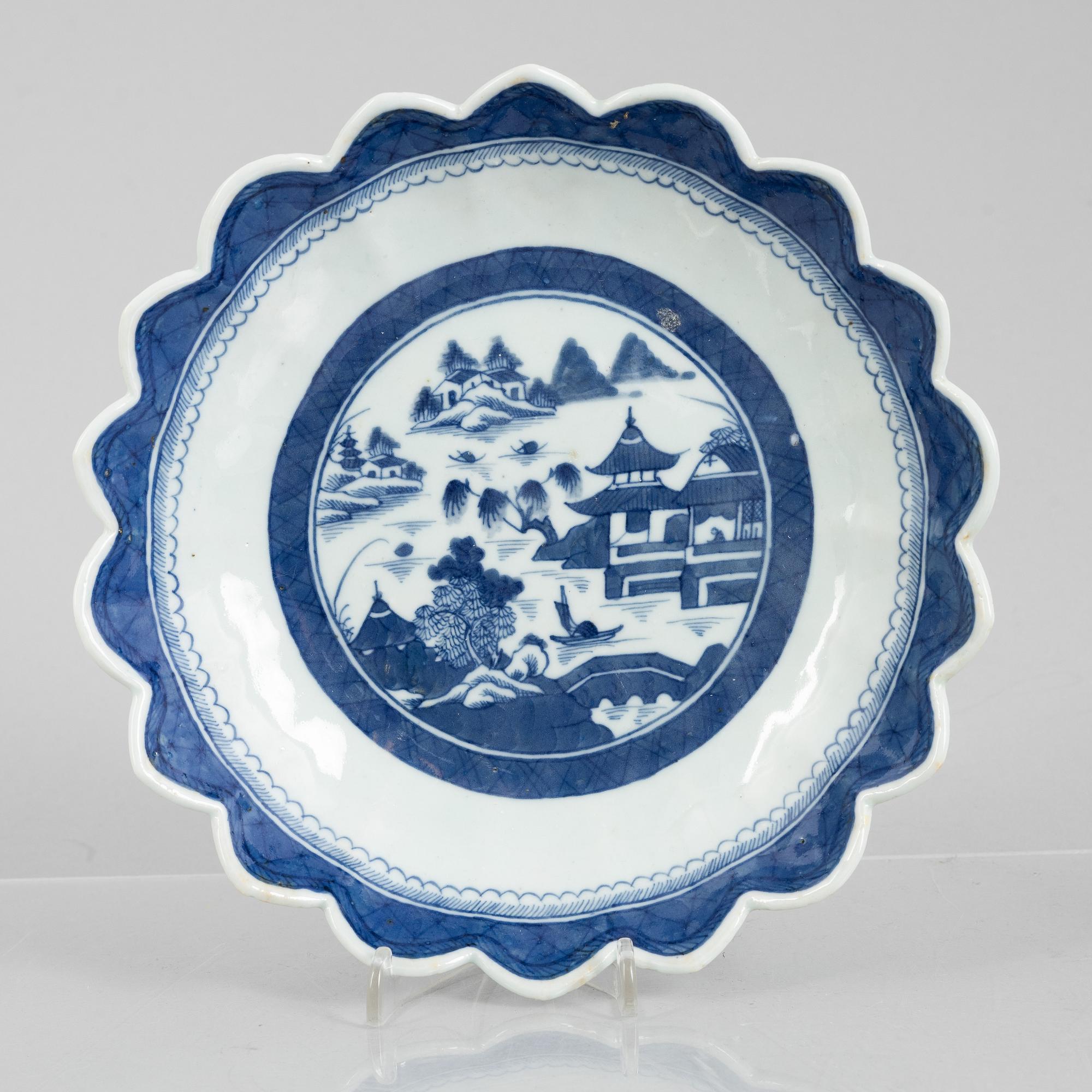 A blue and white export porcelain bowl and three berry plates, China, 18th-19th century.