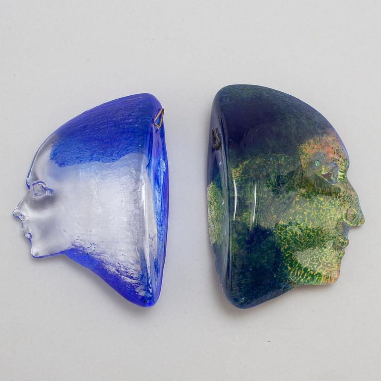 KJELL ENGMAN, VAS samt SKULPTURER, 2 st, glas, Kosta Boda, signerade.