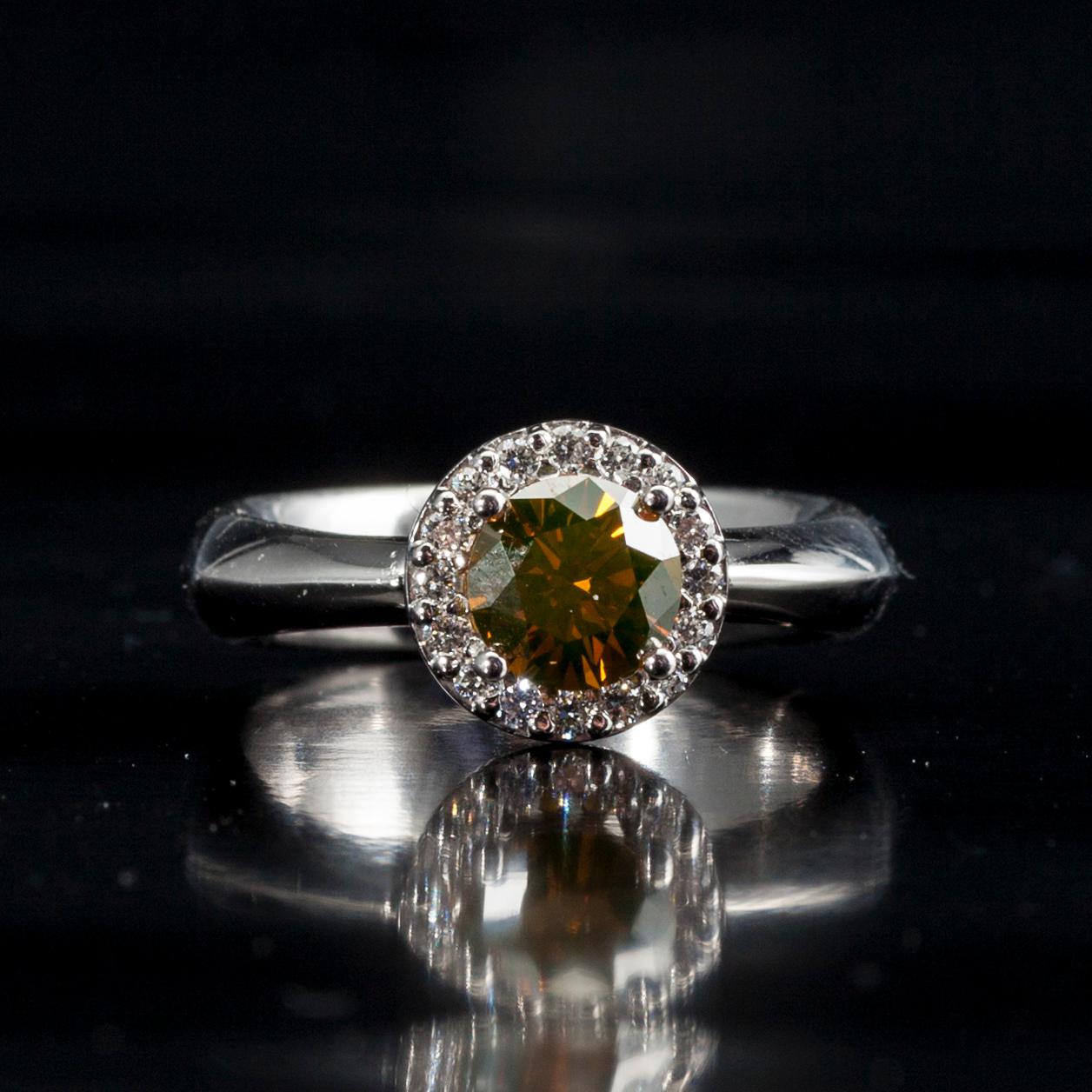 RING, 18K vitguld, briljantslipad diamant 1,11 ct. 16 st. diamanter tot. 0,22 ct. Vikt 8,8 g. Intyg.