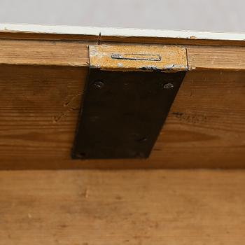 VITRINSKÅP, 1800-talets första hälft, senare montering.