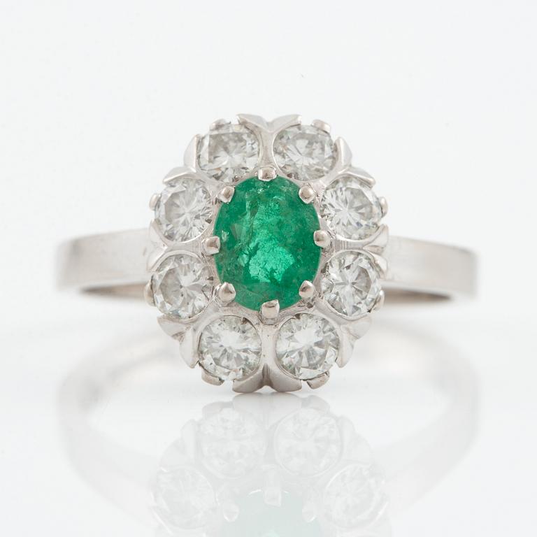 Ring, carmoséring 18K vitguld med smaragd och krans av briljantslipade diamanter.