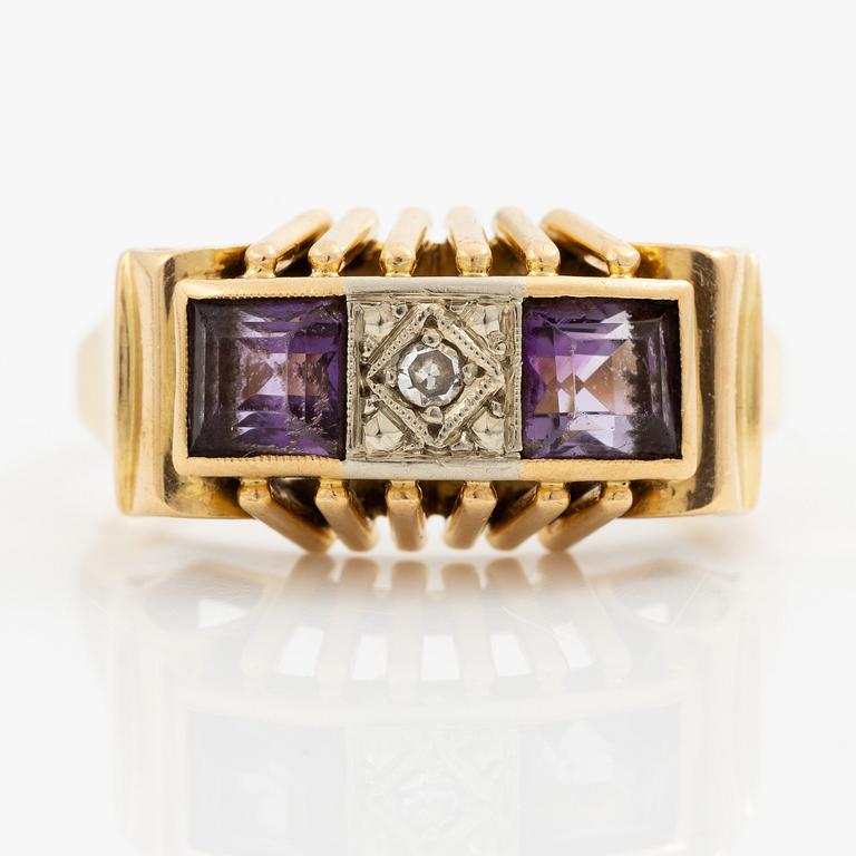 Ring in 18K gold set with an octagon-cut diamond and purple stones.