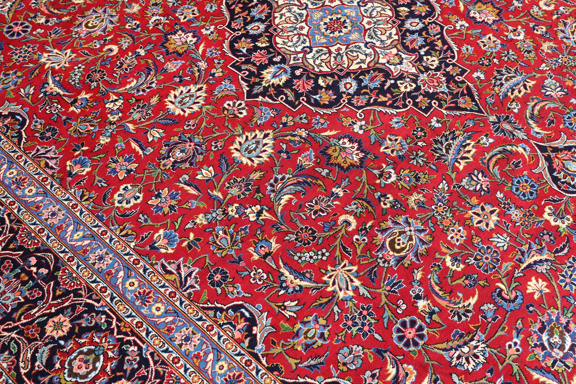 A semi-antique Keshan carpet, approx. 420 x 315 cm.