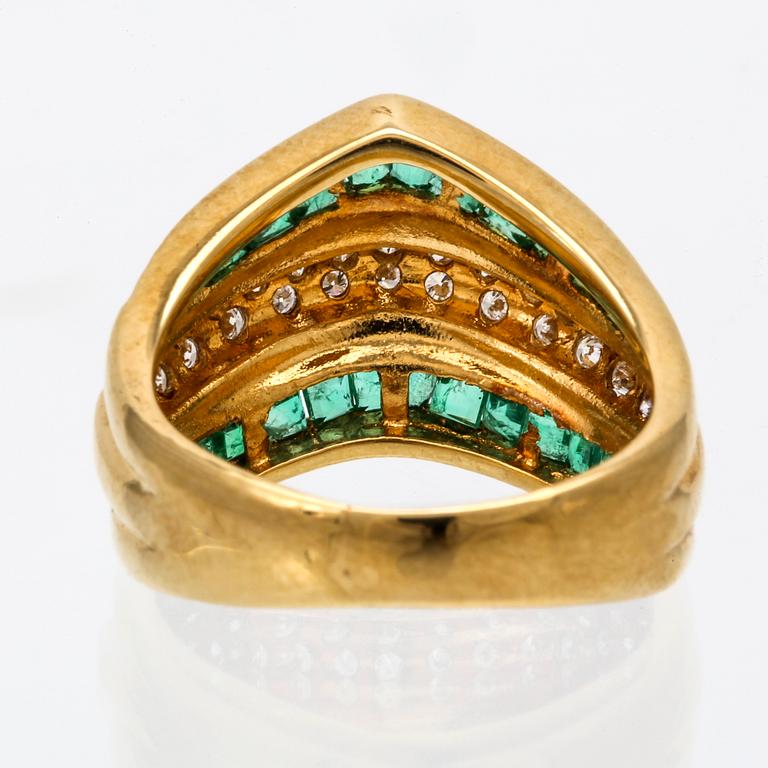 Ring 18k gold emeralds and brilliant-cut diamonds approx 0,30 ct in total.
