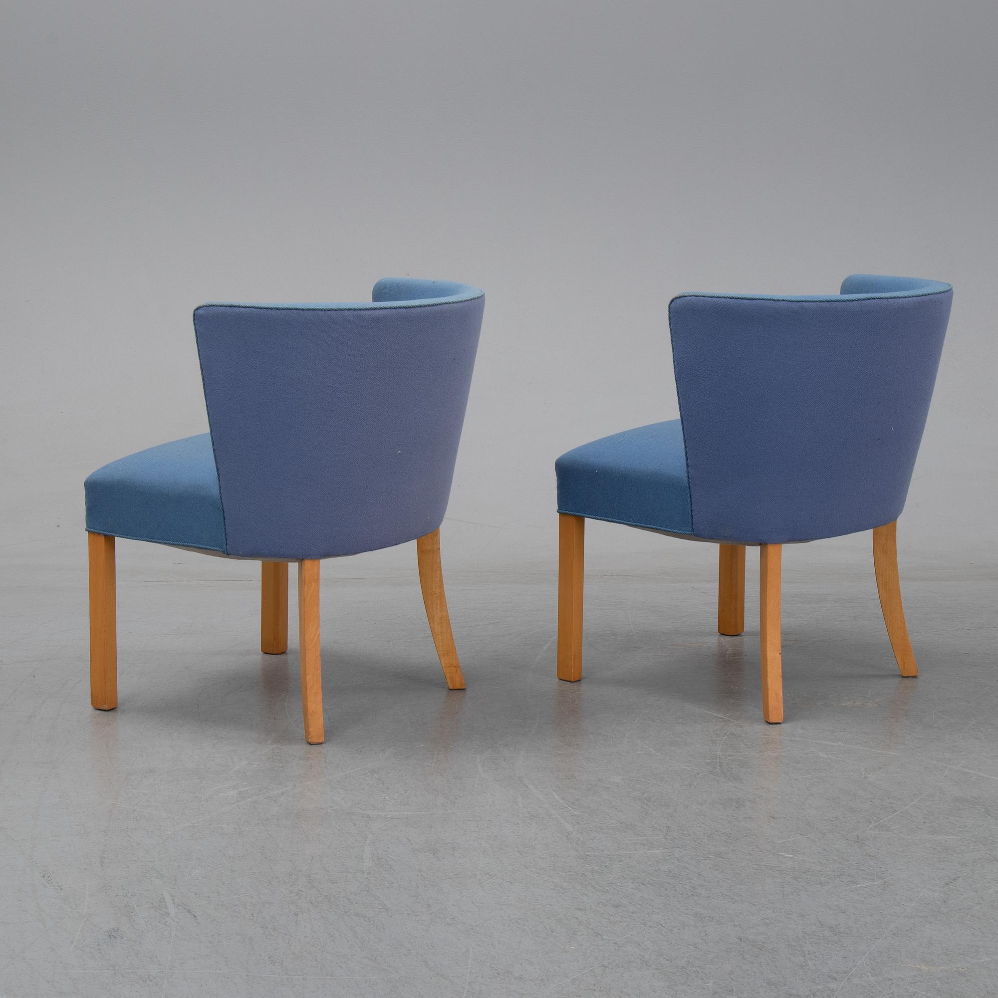 Fritz Henningsen, a pair of beech easy chairs, Fritz Hansen, Denmark.