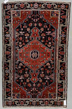 MATTA, semiantik Heris. Ca 204x125 cm.