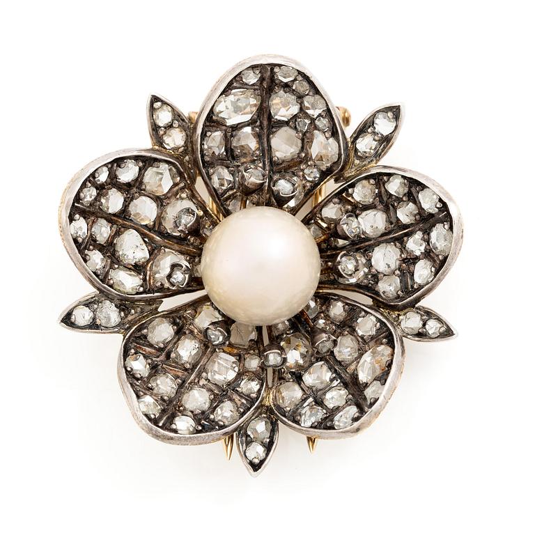 W.A. Bolin brosch i form av blomma 18K guld och silver med en bouton-formad pärla samt rosenslipade diamanter.