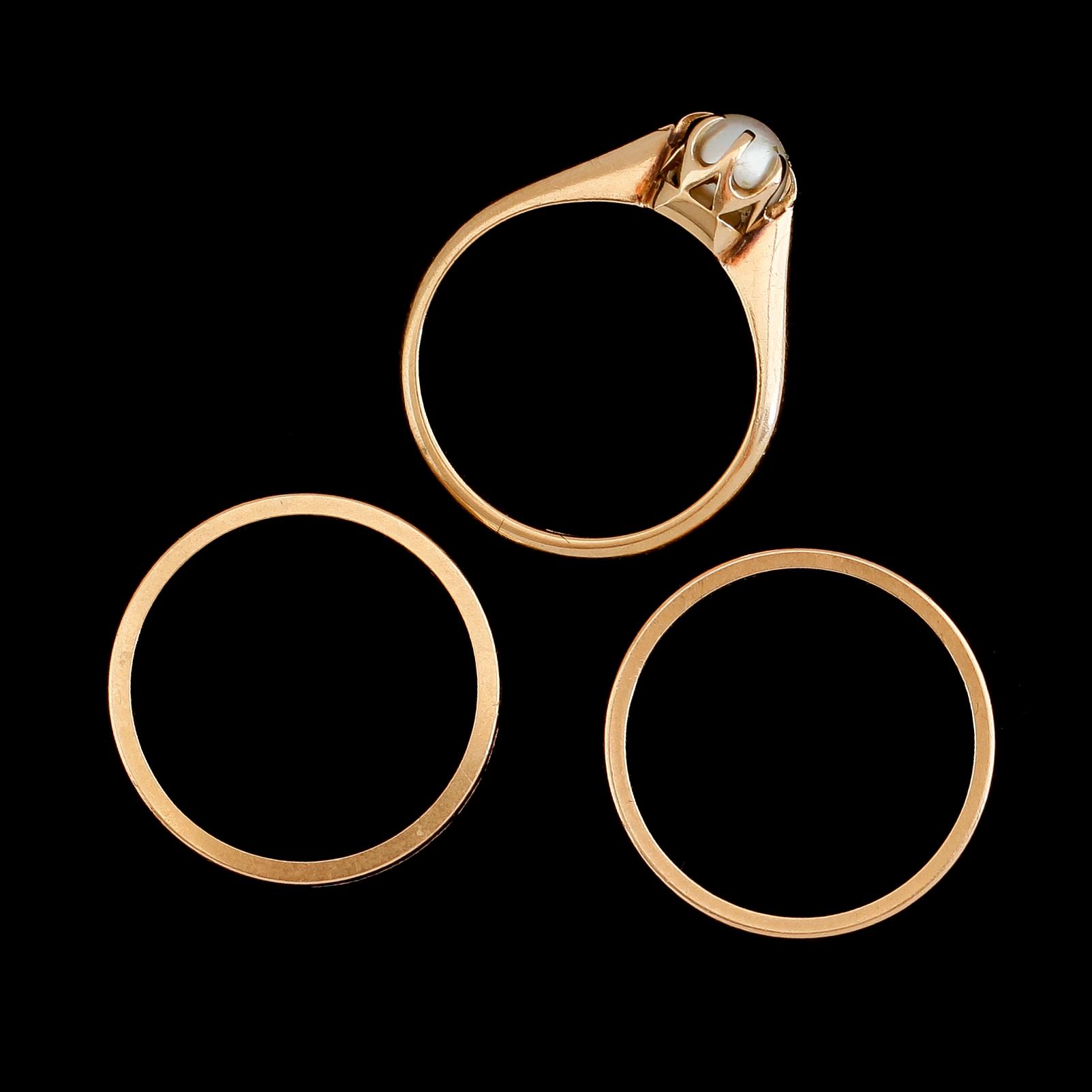 RINGAR, 3 st, 18 k guld och vitguld samt pärla, 1900-talets mitt. Total vikt ca 9 g.