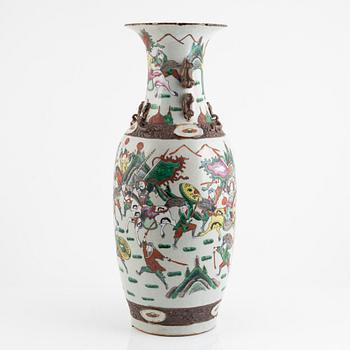 A porcelain floor vase, China, late Qing dynasty/early 20th century.