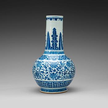 616. A blue and white tianqiuping vase, Qing dynasty, 19th century with Qianlongs six characters mark.