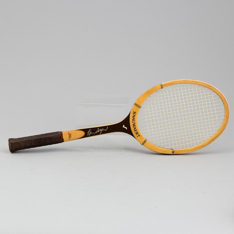 All white ash vulcan fibre laminated shaft and bow tennis racket. Brian Gottfried, Snauwaert, nr 5 370 325.
