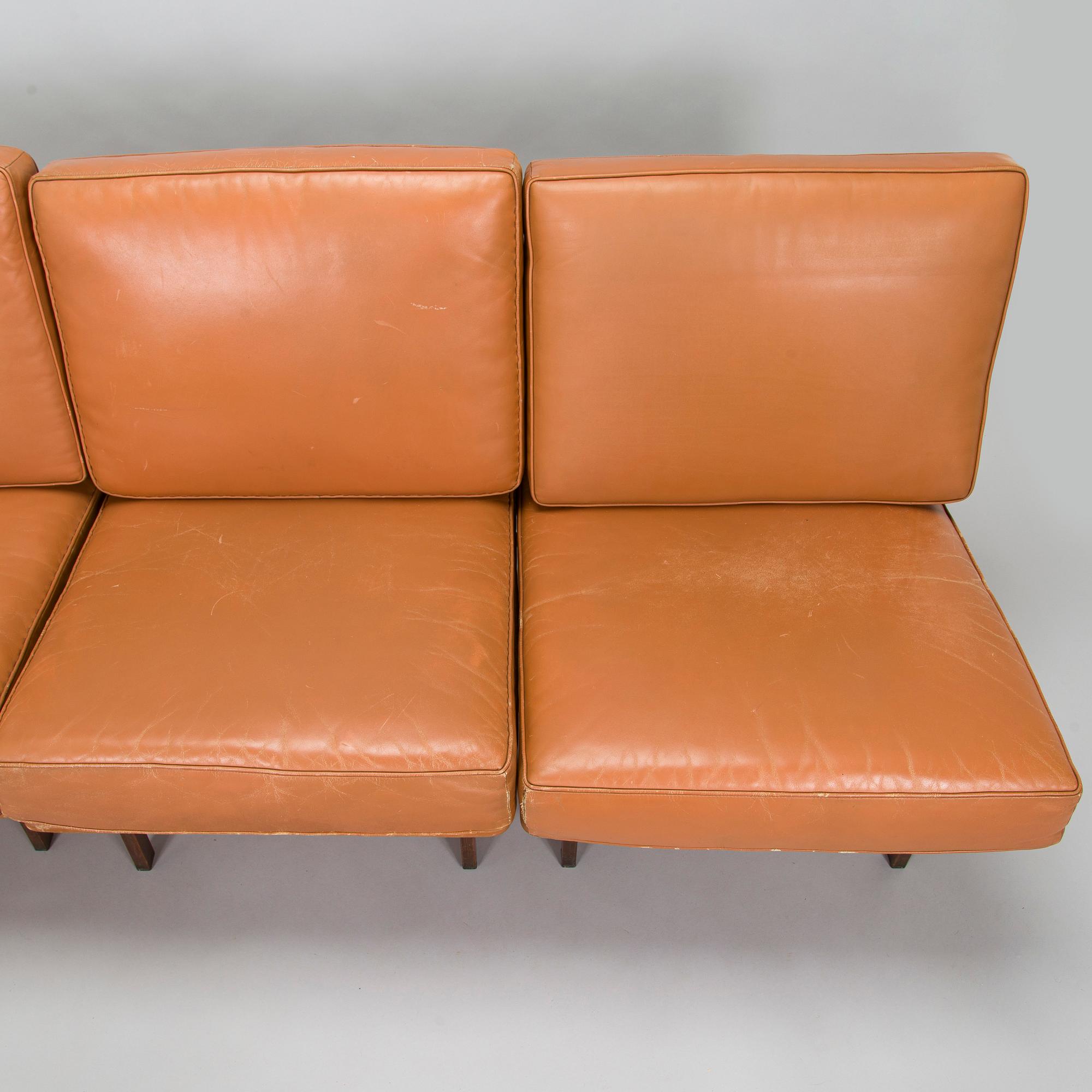 Ilmari Tapiovaara, sohva / nojatuoleja 3 kpl, valmistaja Lukkiseppo, 1900-luvun puoliväli.