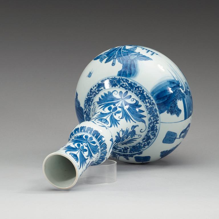 A large blue and white vase, presumably Transitional, 17th Century.