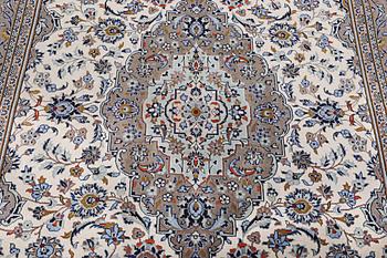 A Kashan carpet, c. 294 x 189 cm.