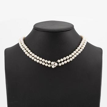 Pärlcollier, tvåradig, med odlade pärlor.
