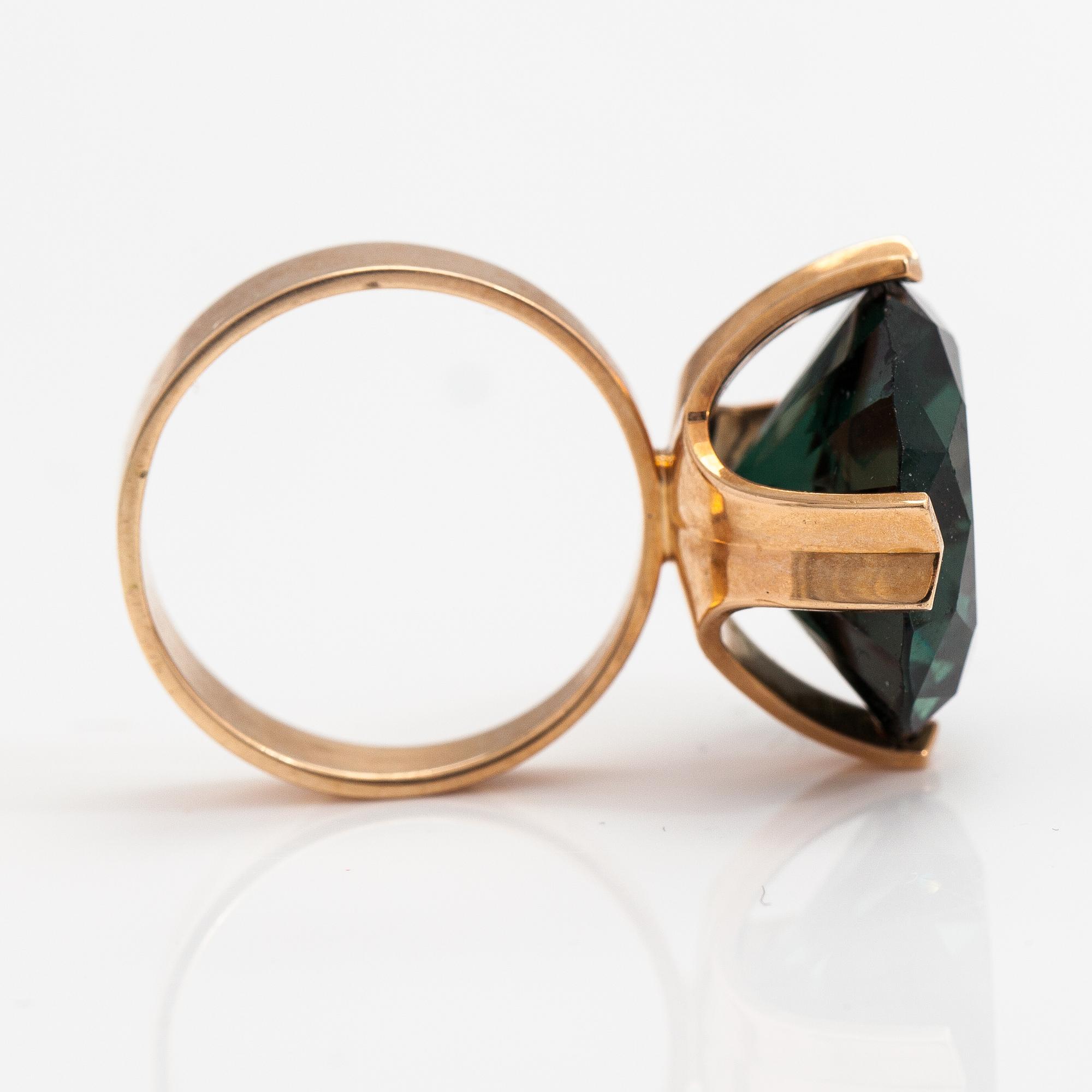 Elis Kauppi, A 14K ogld ring with a synthetic green spinel. Kupittaan kulta, Turku 1972.