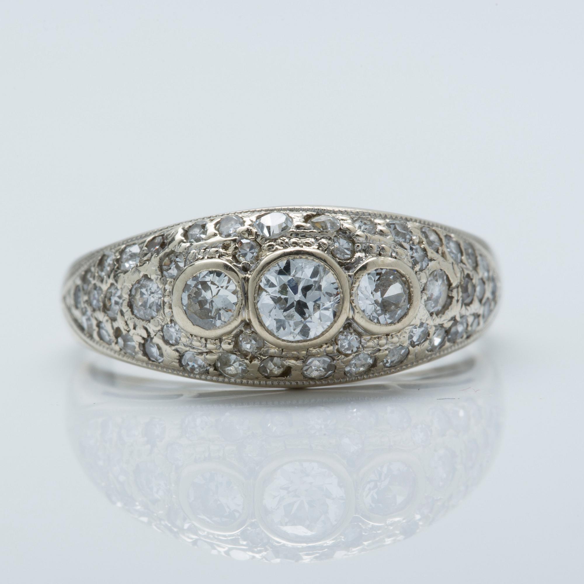 RING, 18K vitguld med gammalslipade diamanter, Malmö, 1942.