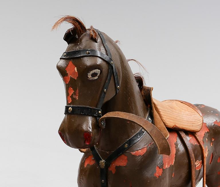 GUNGHÄST, bemålat trä, 1900-talets första hälft.