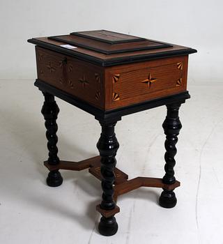 SCHATULL på BENSTÄLLNING, barockstil, 1900-tal.