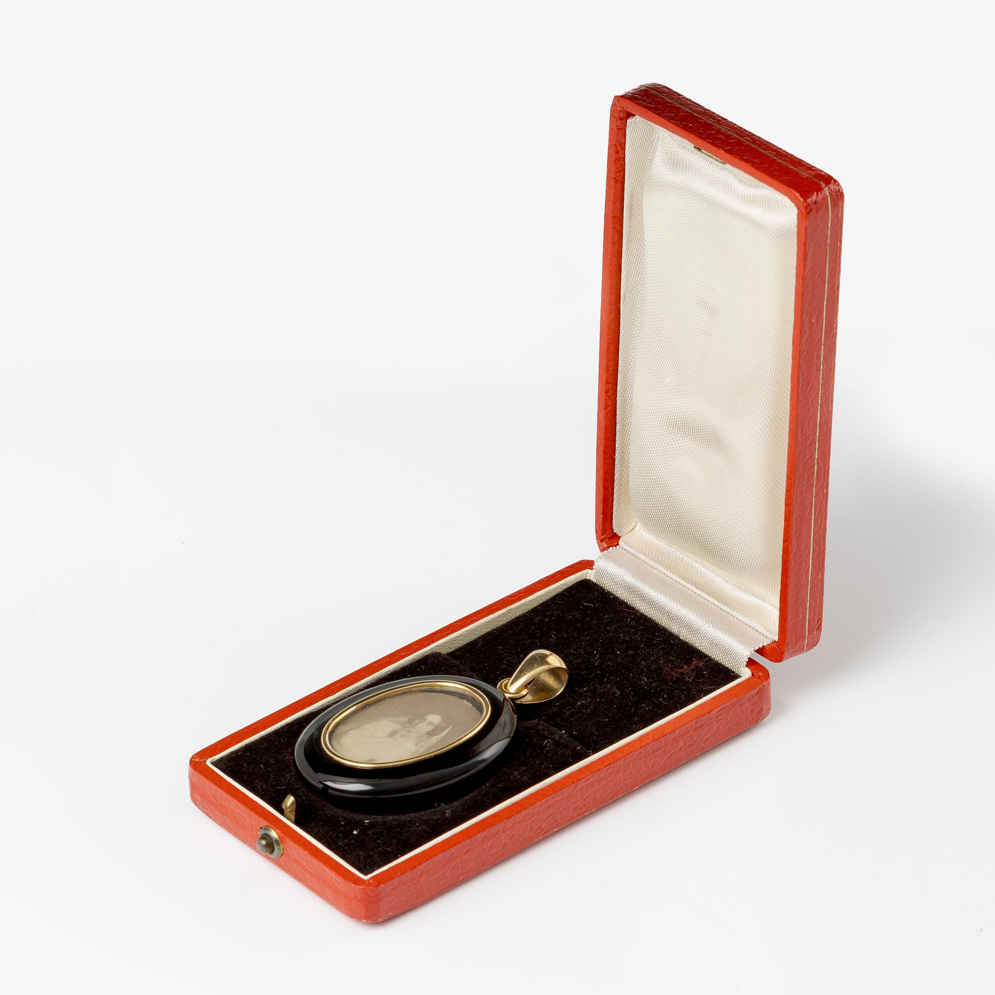 Medallion, 18K gold, onyx, black enamel, and old-cut diamonds, late 19th century.