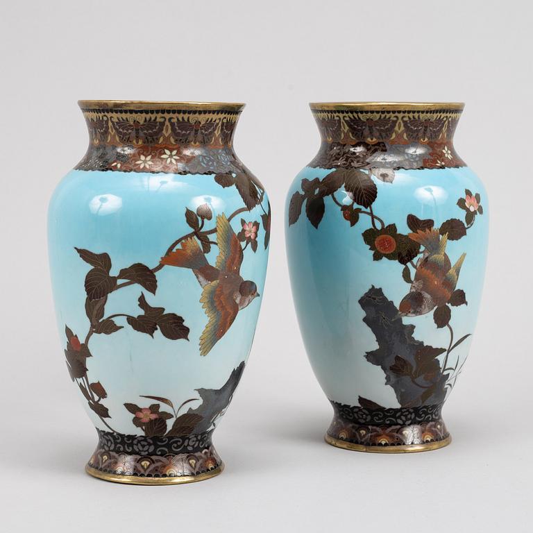 A pair of Japanse cloisonné vases, Meiji period (1862-1912).
