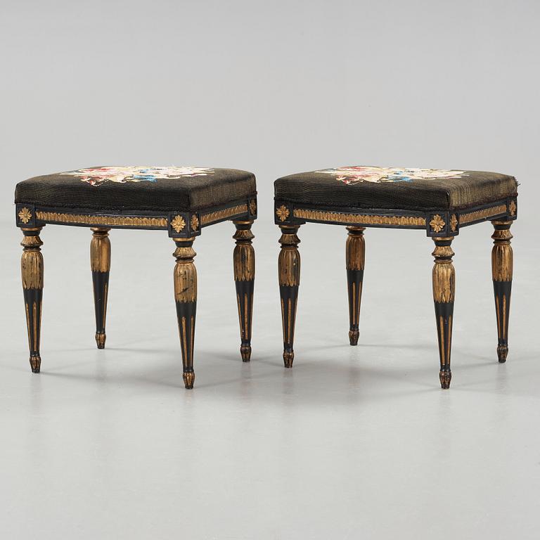 TABURETTER, ett par, Sengustavianska stockholmsarbeten, 1700-talets slut.