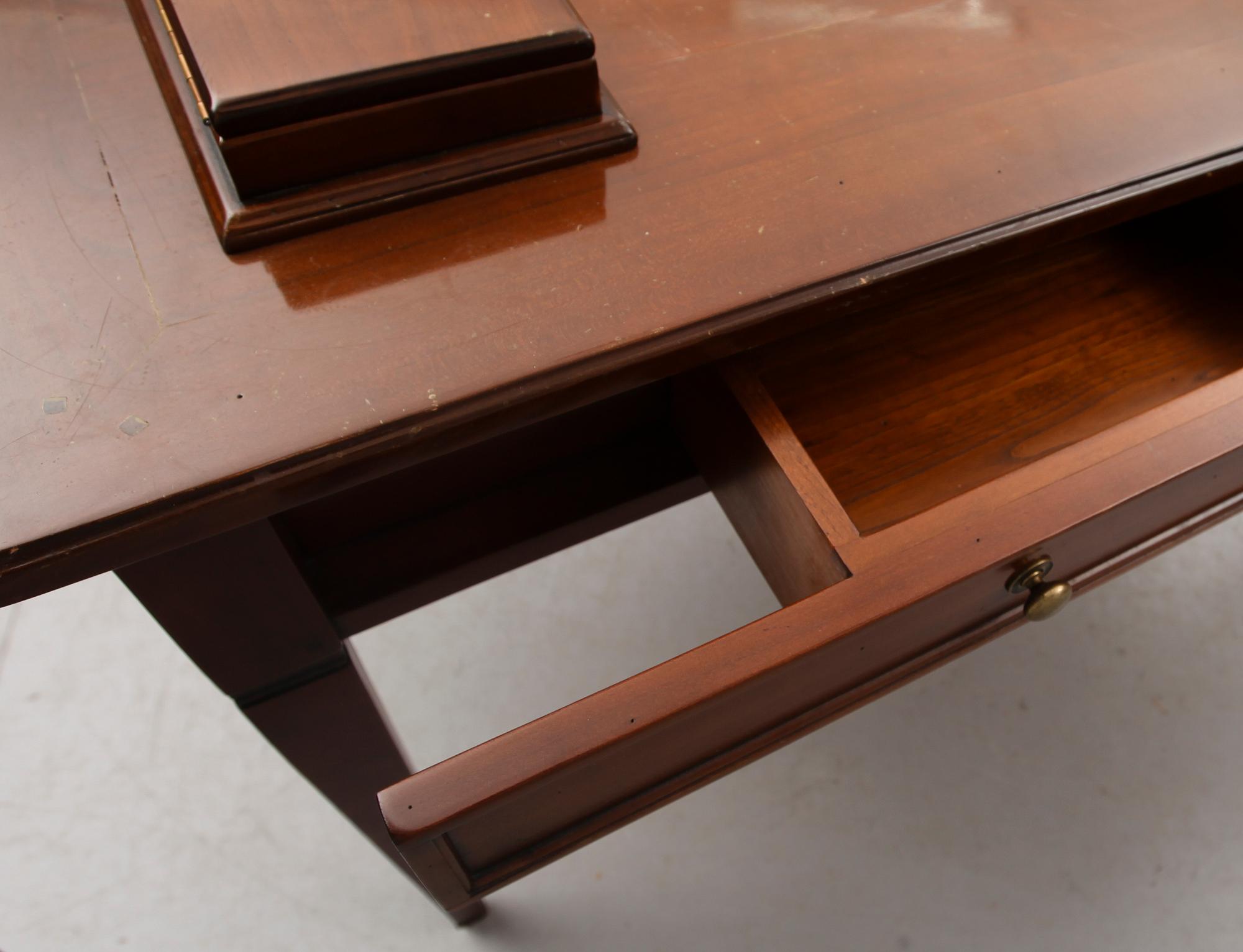 SKRIVBORD, gustaviansk stil, 1900-talets andra hälft.