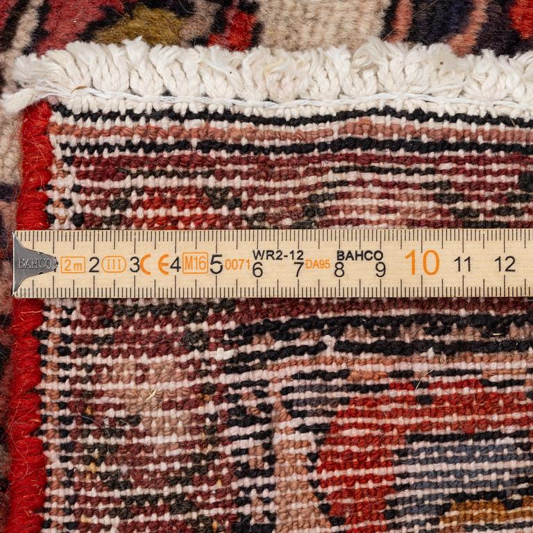 A Bakhtiari carpet a. 290 x 211 cm.